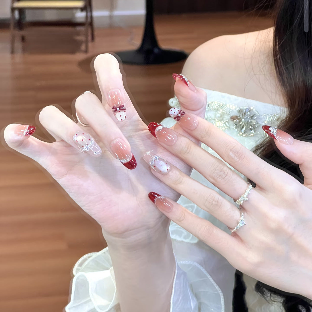 Künstlerisch thematisches Press-On Nageldesign Brehn