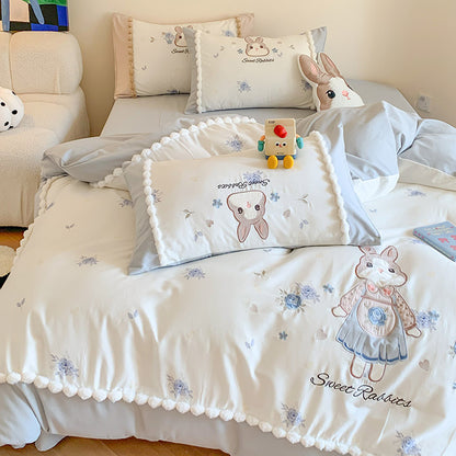 Kinderbettwäsche-Garnitur mit niedlichem Hasenmotiv und Pompon-Umrandung