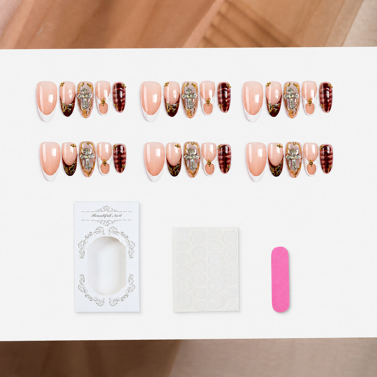 Premium dekoratives Press-On-Nagelkunstset mit goldenen Akzenten Brehn