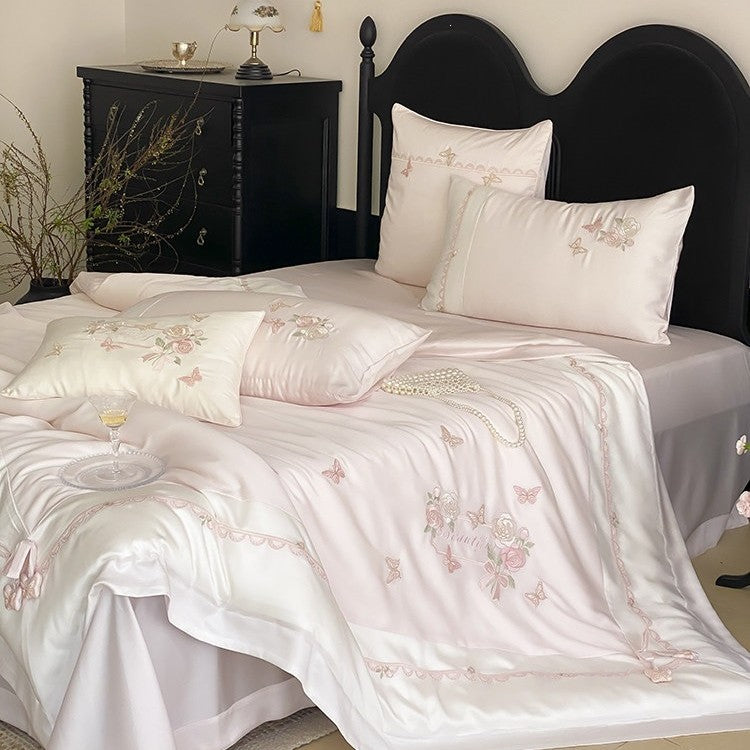 Elegante Satin-Bettwäsche-Garnitur mit Rosen- und Schmetterlingsstickerei