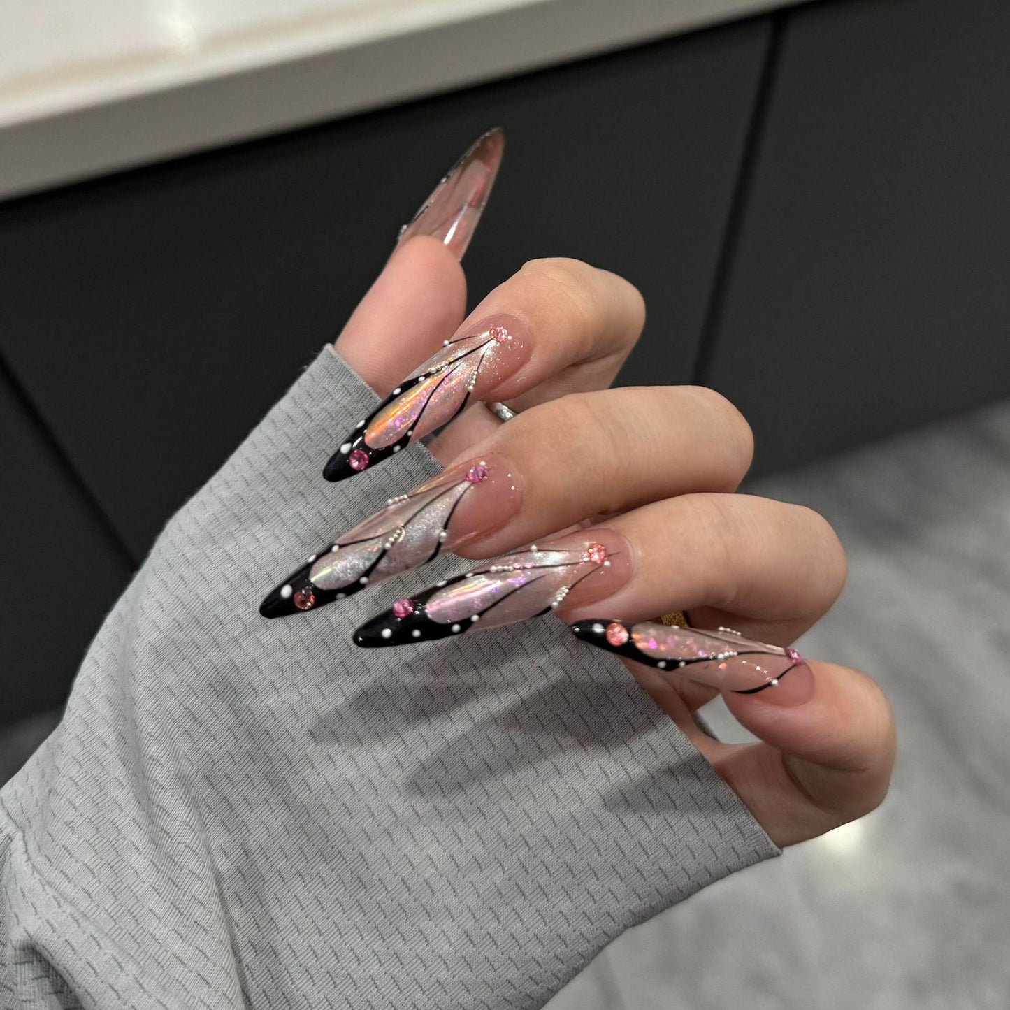 Kunstnagelspitzen mit Elegantem Designs und Glitzerakzenten Brehn