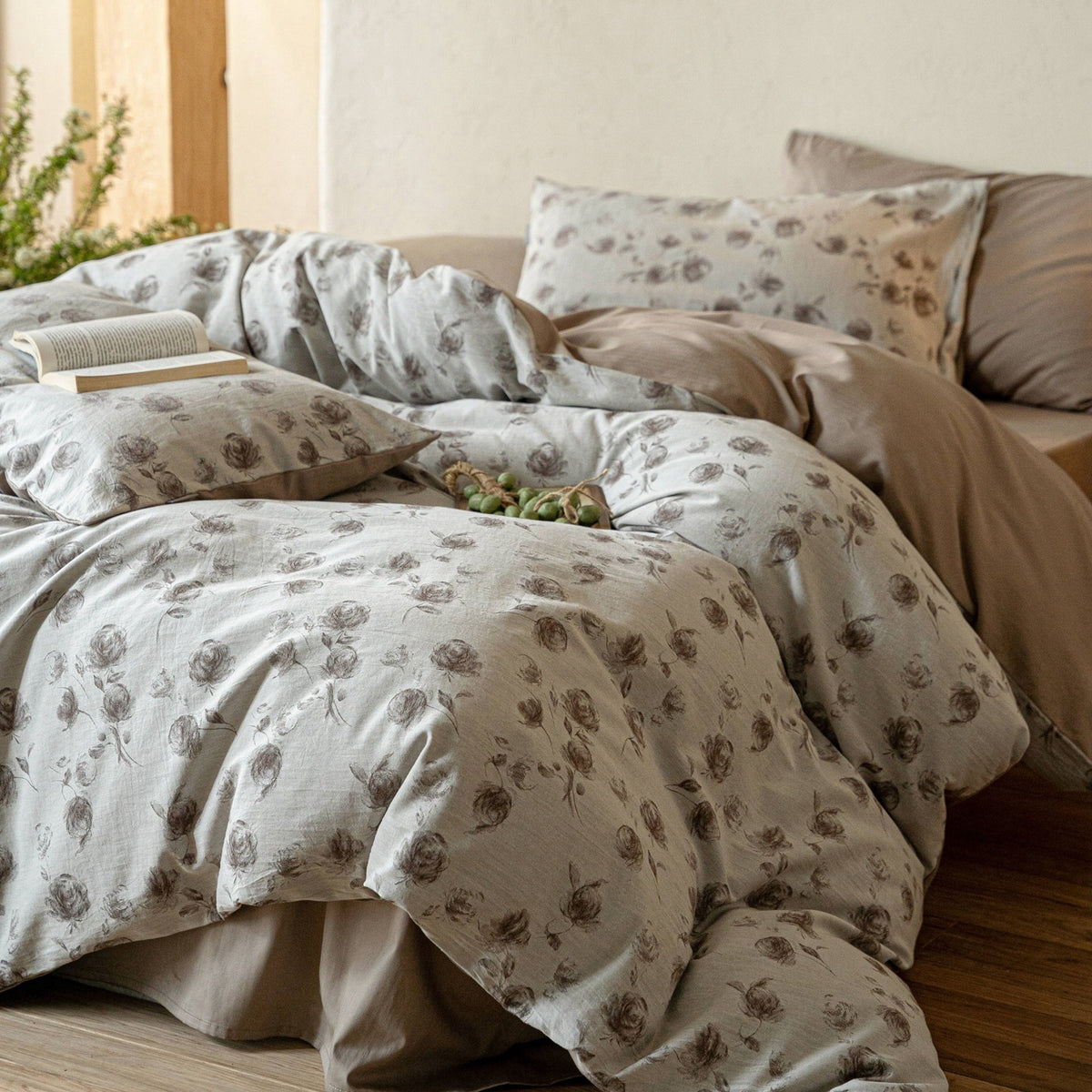 Duvetbezug-Garnitur aus Baumwoll‑Renforcé mit feinem Toile‑Blumenmuster und extraweichem Jersey‑Spannbettlaken
