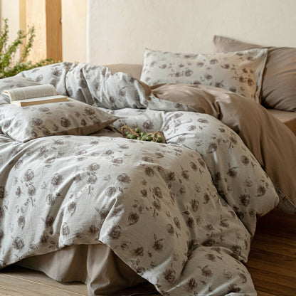 Duvetbezug-Garnitur aus Baumwoll‑Renforcé mit feinem Toile‑Blumenmuster und extraweichem Jersey‑Spannbettlaken