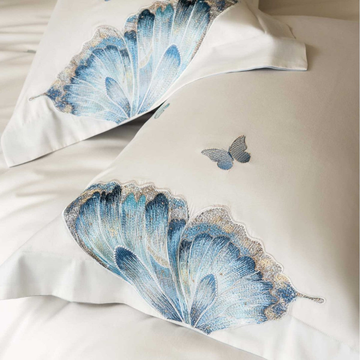 Gestickte Baumwollsatin-Bettbezuggarnitur mit blauem Schmetterlingsmotiv
