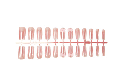Kunstnagelset mit stilvollen Schleifen und eleganten French-Spitzen Brehn