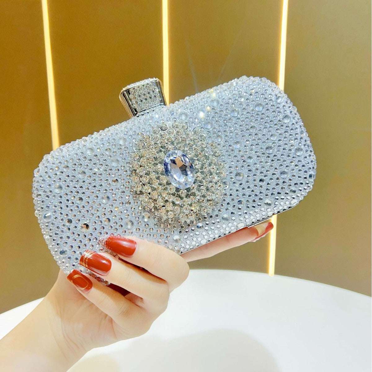 Dekorative mit Edelsteinen besetzte Abend-Clutch