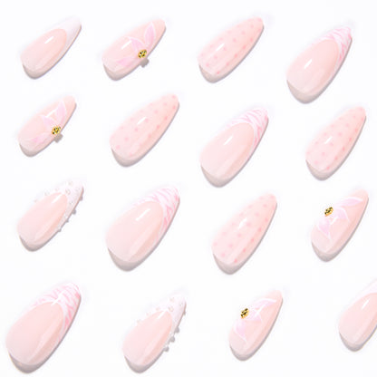 Kunstvolle Stiletto-Nägel mit eleganten 3D-Verzierungen Brehn