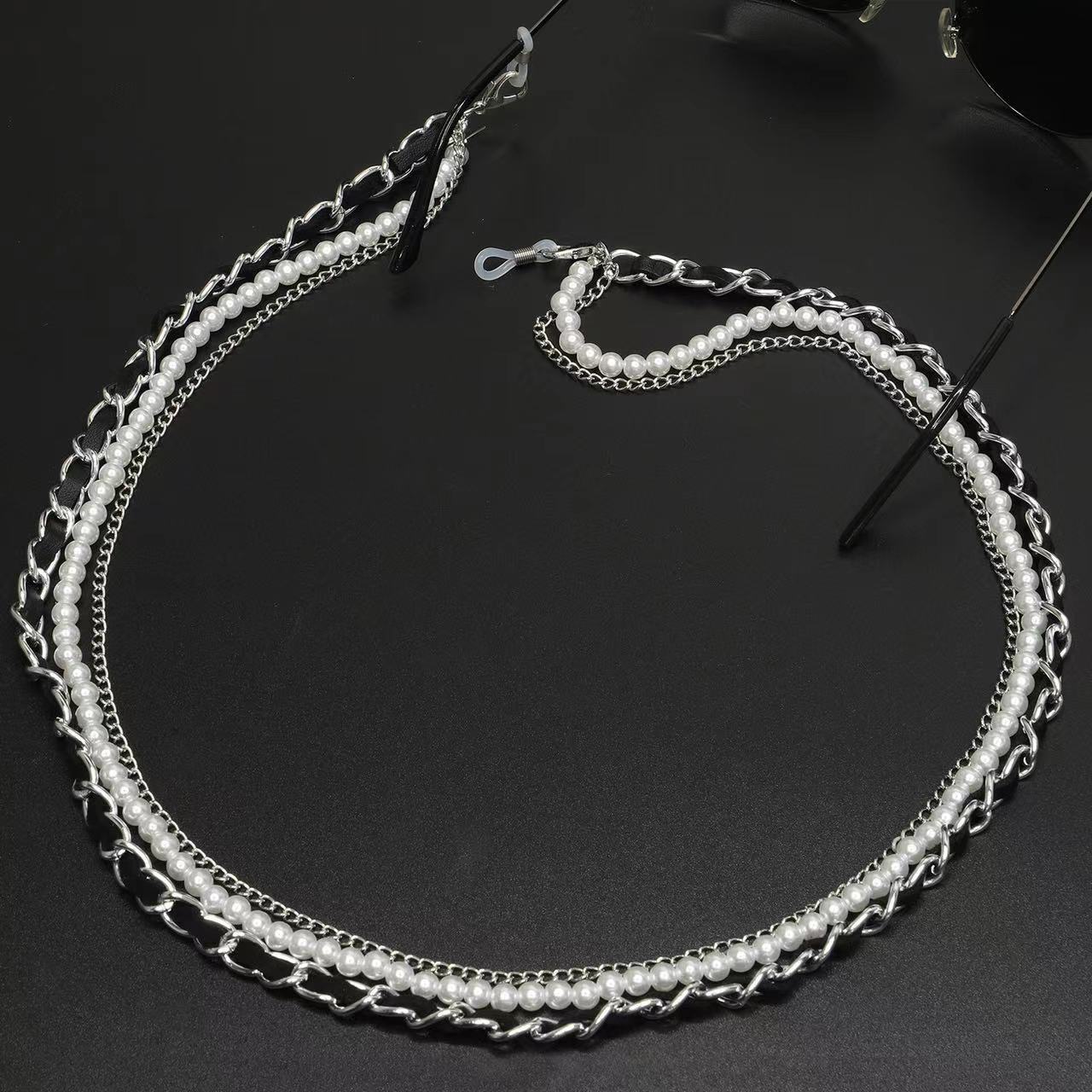 Dekorativer Brillenband mit Perlen Brehn
