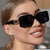 Damen modische Sonnenbrille im eleganten quadratischen Design mit luxuriösen goldenen Akzenten Brehn