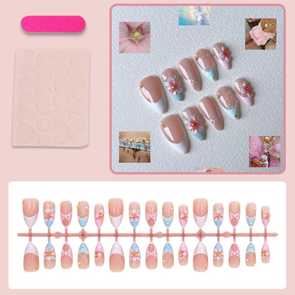 Kunstnagelset mit romantischen Blütenmotiven und eleganten Akzenten Brehn
