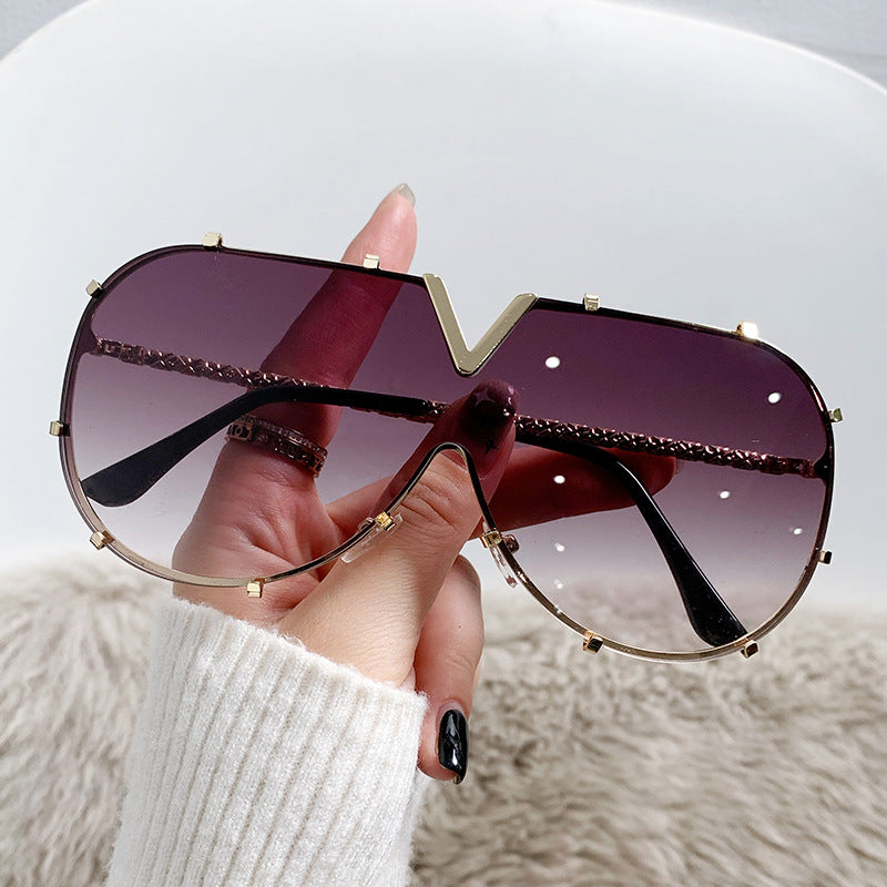Futuristische Übergroße V-förmige Sonnenbrille