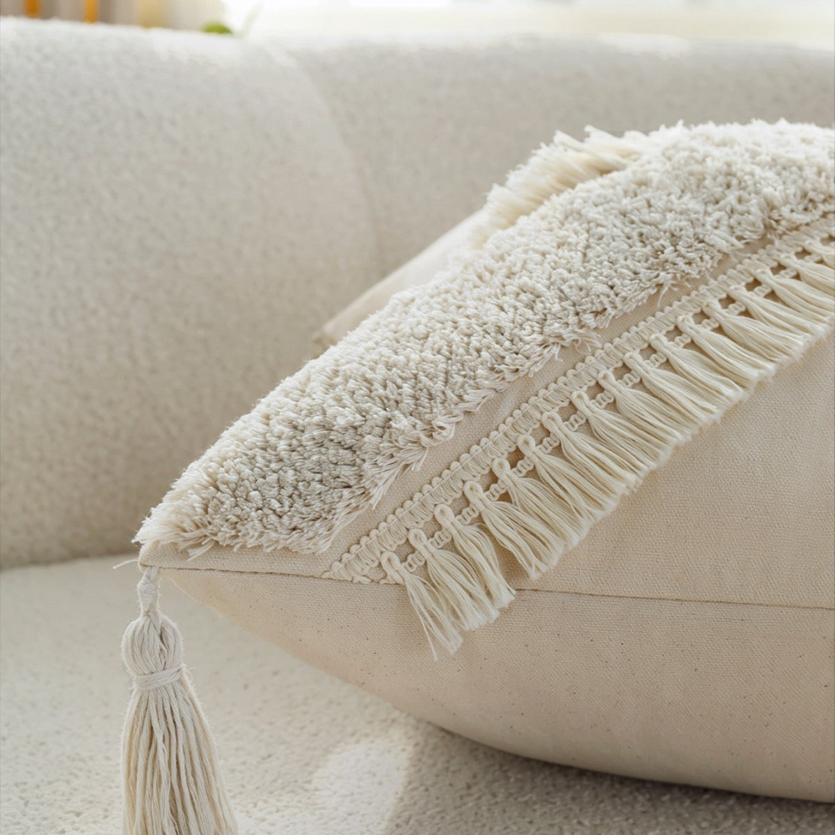 Quadratischer Boho-Kissenbezug mit diagonalem Teddy-Relief, Fransen und Eckquasten Brehn