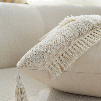 Quadratischer Boho-Kissenbezug mit diagonalem Teddy-Relief, Fransen und Eckquasten Brehn