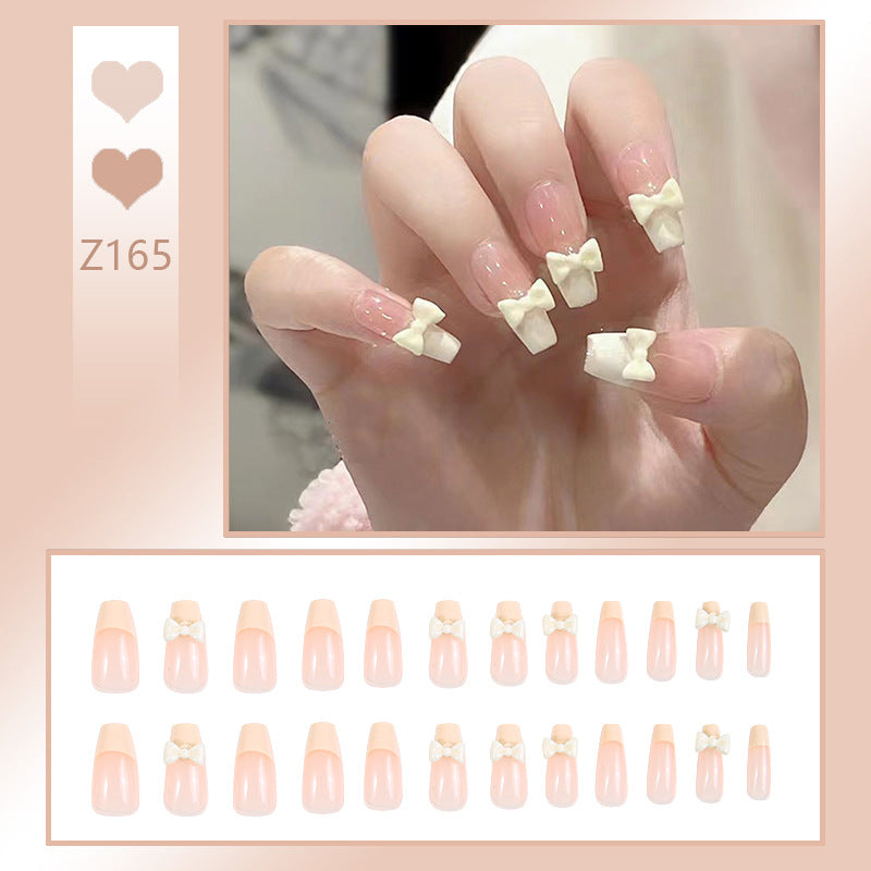 Kunstnagelset mit eleganten Glitzerverzierungen und schimmernden Akzenten Brehn