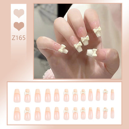 Kunstnagelset mit eleganten Glitzerverzierungen und schimmernden Akzenten Brehn