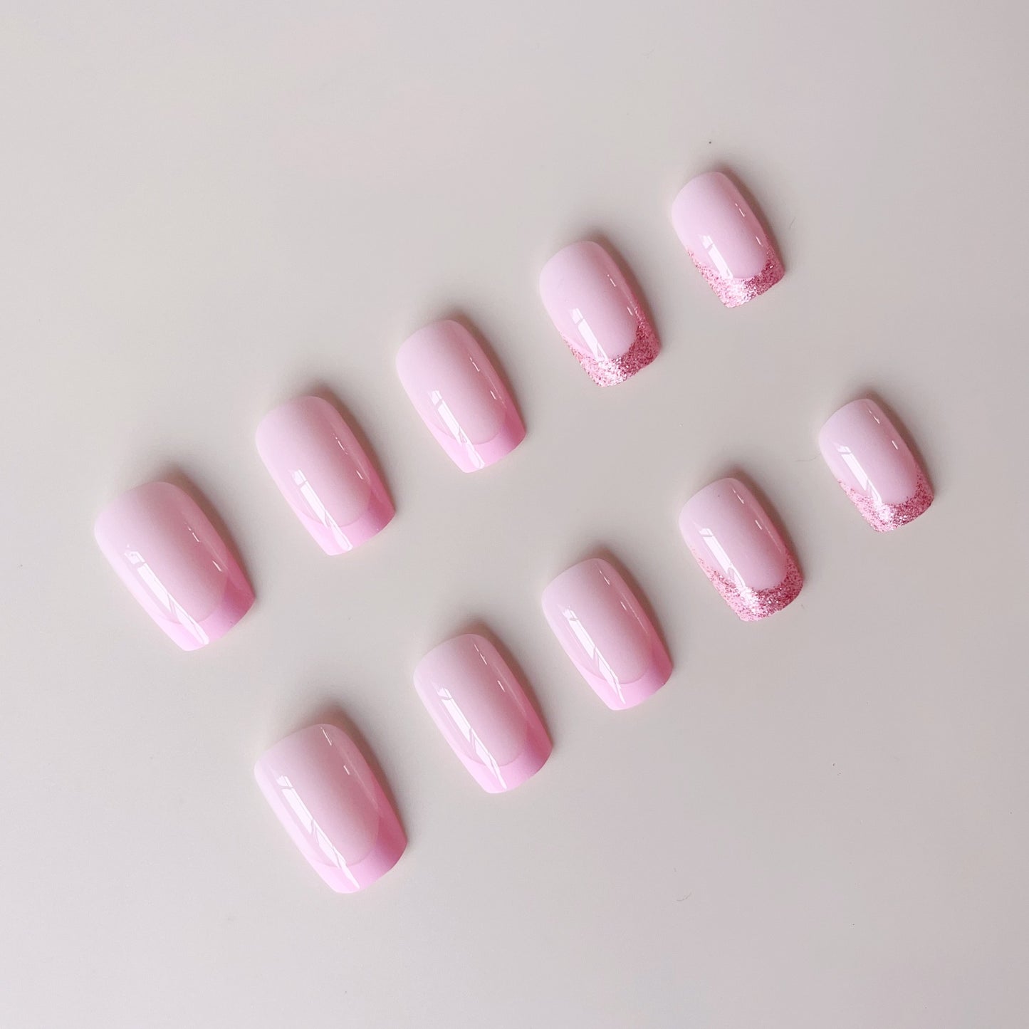 Glamouröse Kunstnagelspitzen mit funkelnden Akzenten Brehn