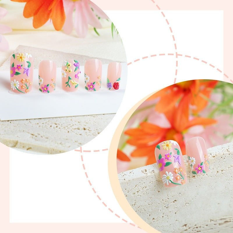 Kunstnagelset mit Blumenmotiven und Glitzerakzenten Brehn