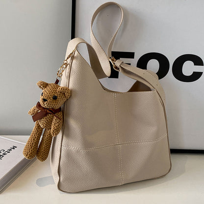 Lederhandtasche mit Teddy-Anhänger