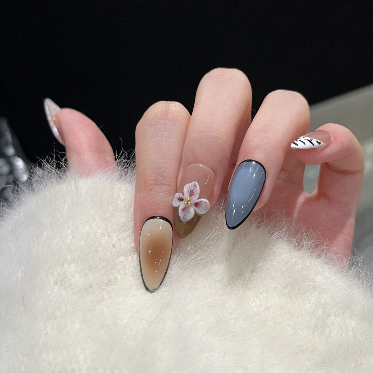 Künstlerisches Stiletto Press-On Nagelset mit floralem Akzent Brehn