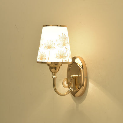 Dekorative Wandleuchte mit floralem Schirm