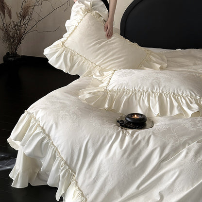 Jacquard-Satin Bettwäschegarnitur mit Volantrand und dekorativen Rüschenkissen