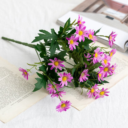 Lebensechte Gänseblümchen-Blumenstiel-Anordnung