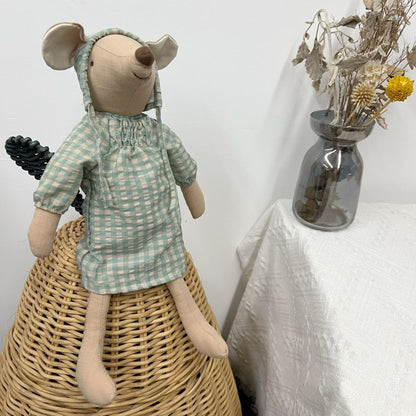 Handgefertigte Bio-Baumwolle Hasenpuppe mit Leinenjacke und karierten Shorts