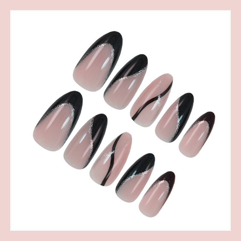 Kunstnagelset mit elegantem Schwarzweiß-Design und Glitzerakzenten Brehn