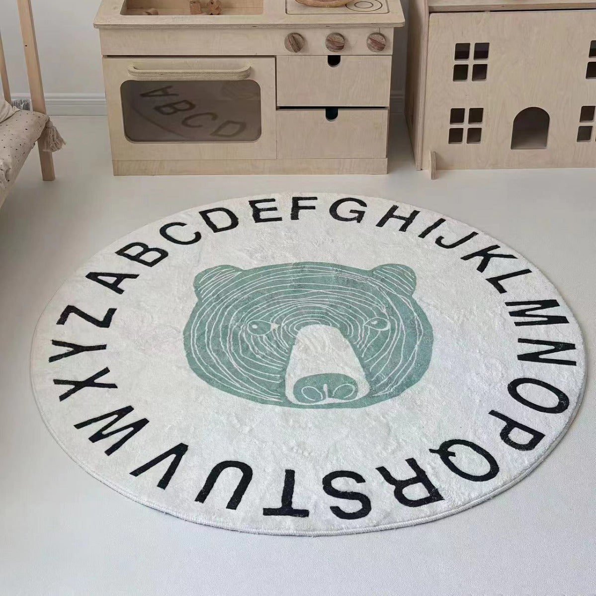 Runder Bildungsalphabet Spielteppich mit Schaf-Illustration