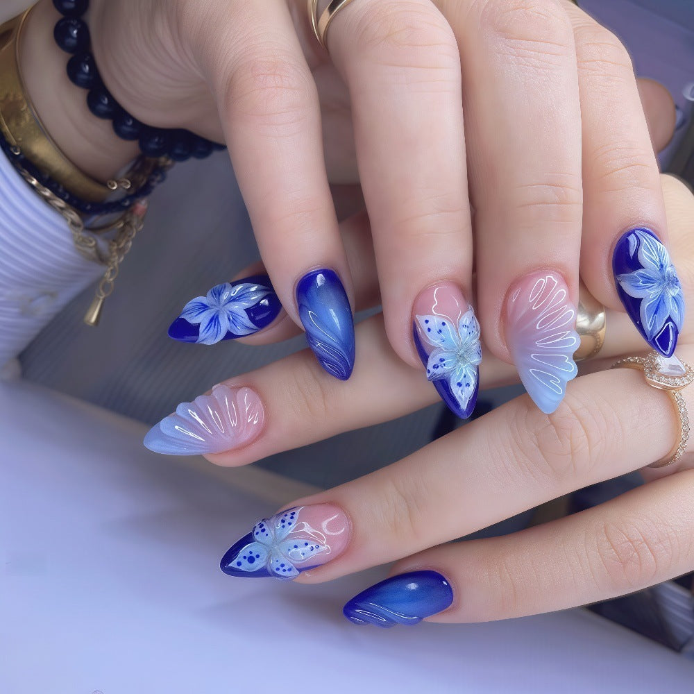 Kunstnägel im modernen floralem Design Brehn
