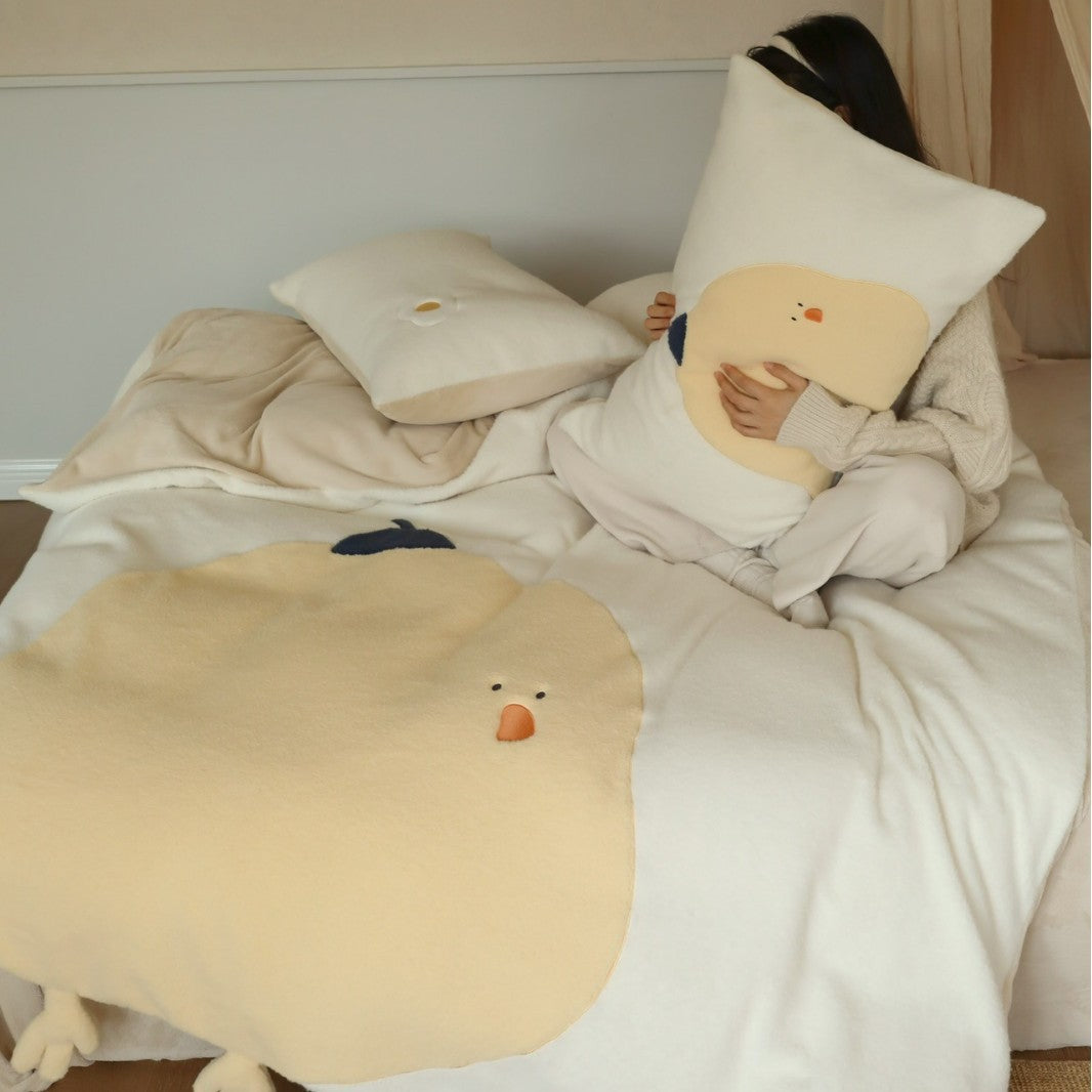 Kuscheldecke mit 3D-Küken-Applikation und niedlichen Plüsch-Füßchen