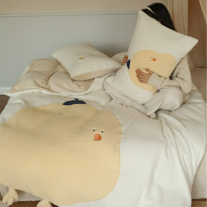 Kuscheldecke mit 3D-Küken-Applikation und niedlichen Plüsch-Füßchen