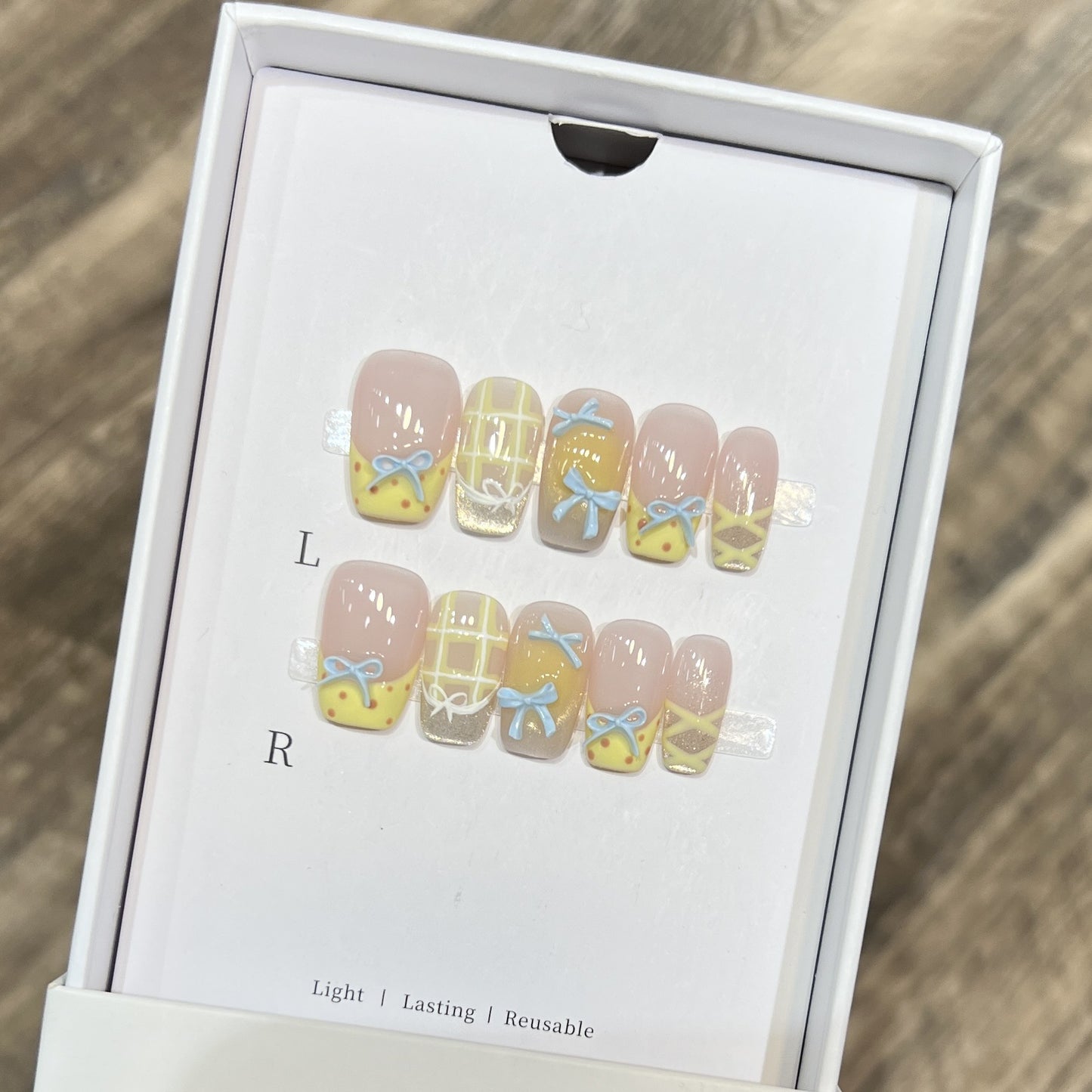 Dekorative Press-On Nagelkunst-Set mit charmantem Schleifen- und Musterdesigns Brehn