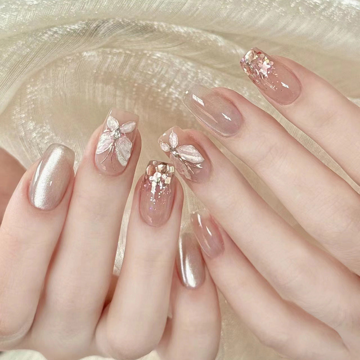 Kunstvolle Nagelkunst mit Schmetterlingsmotiven und Glitzerakzenten Brehn
