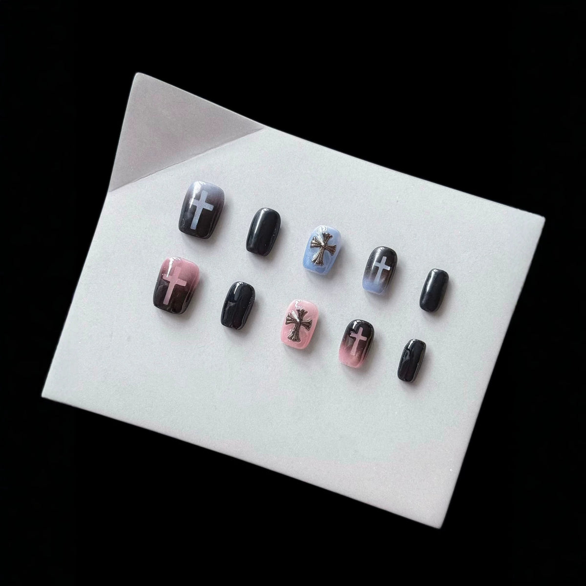 Künstlerisches Press-On-Nagelset mit Kreuz- und Ombre-Design