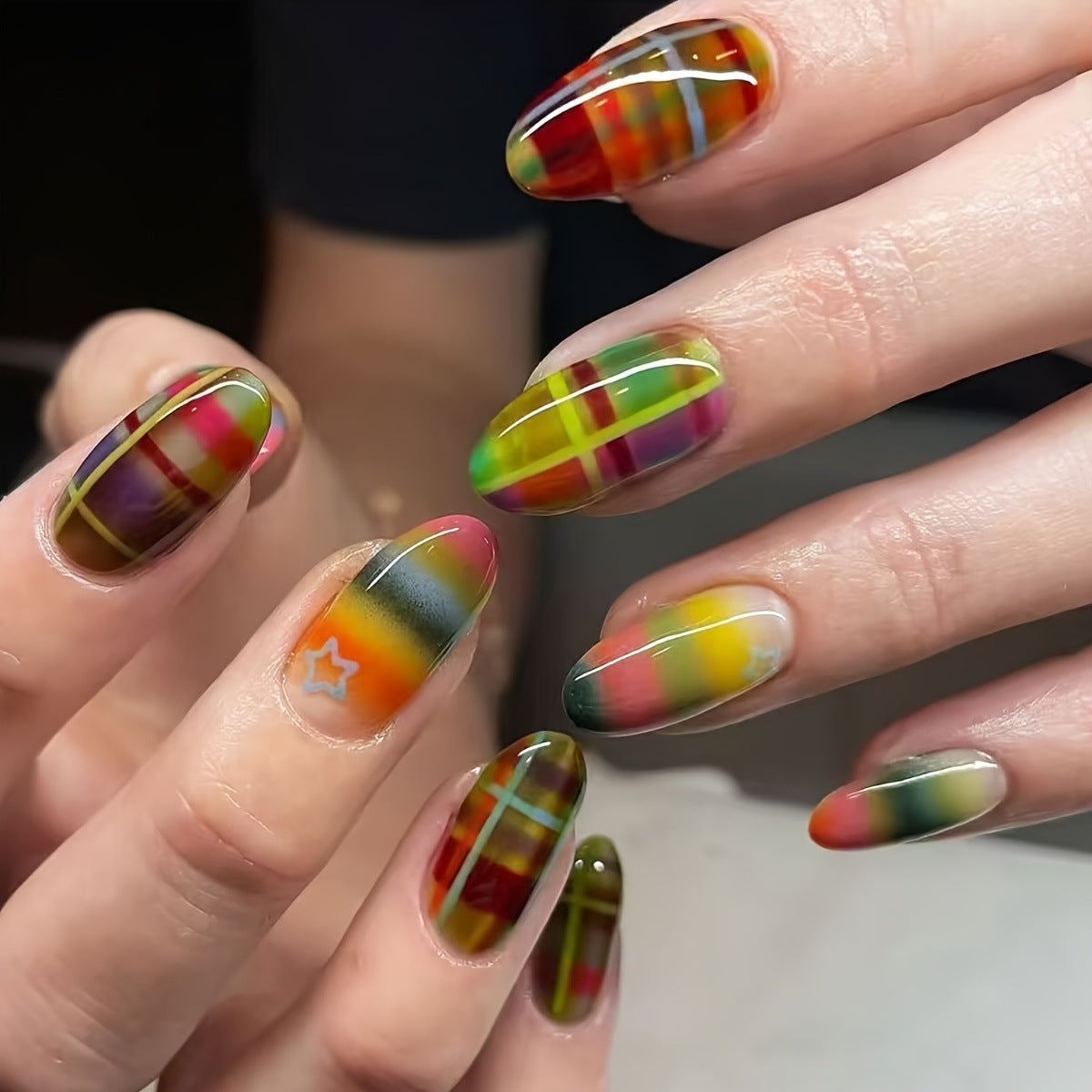 Kreative Kunstnägel mit Auffälligem Plaid-Muster Brehn