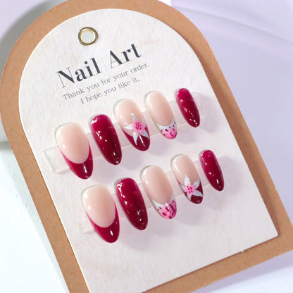 Kunstvolle Nagelkunst mit floralen Akzenten und glänzendem Finish Brehn