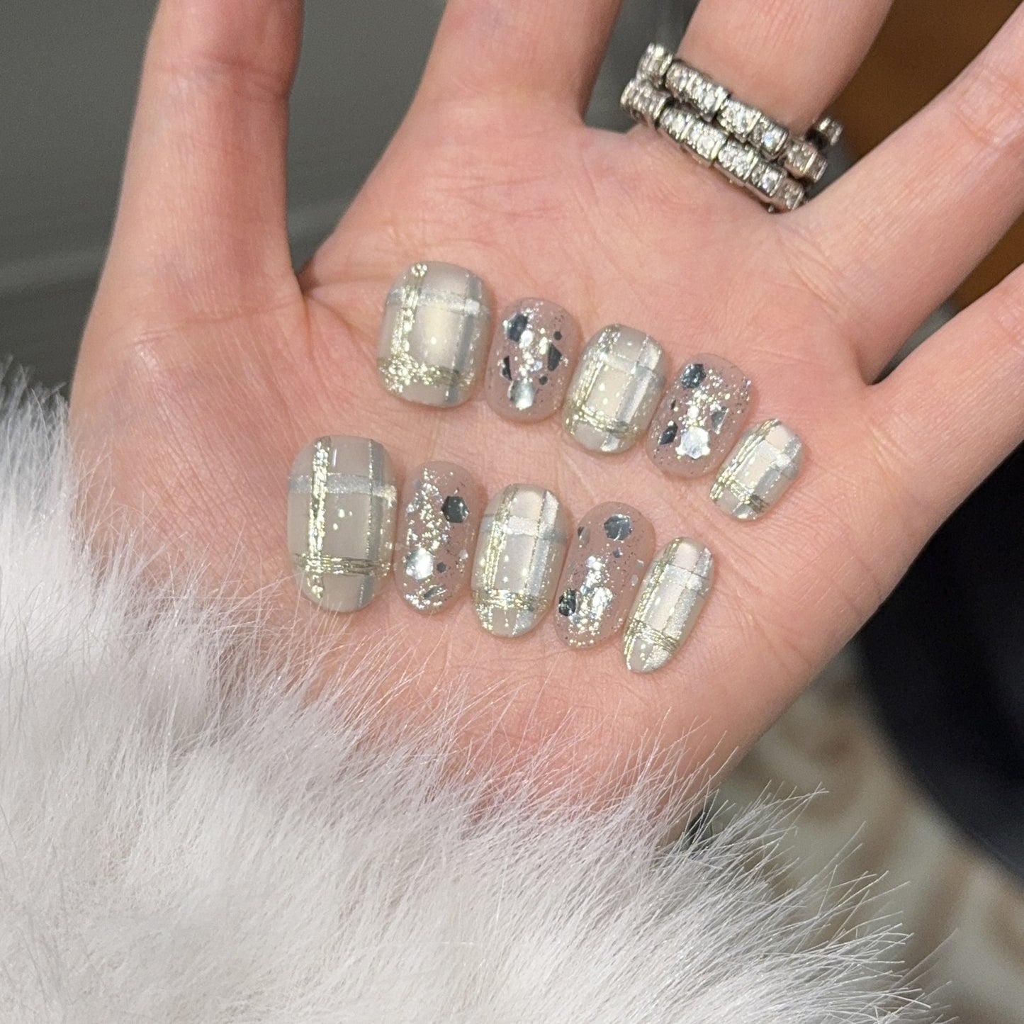 Glamouröse Kunstnagelspitzen mit Metallic-Detail Brehn