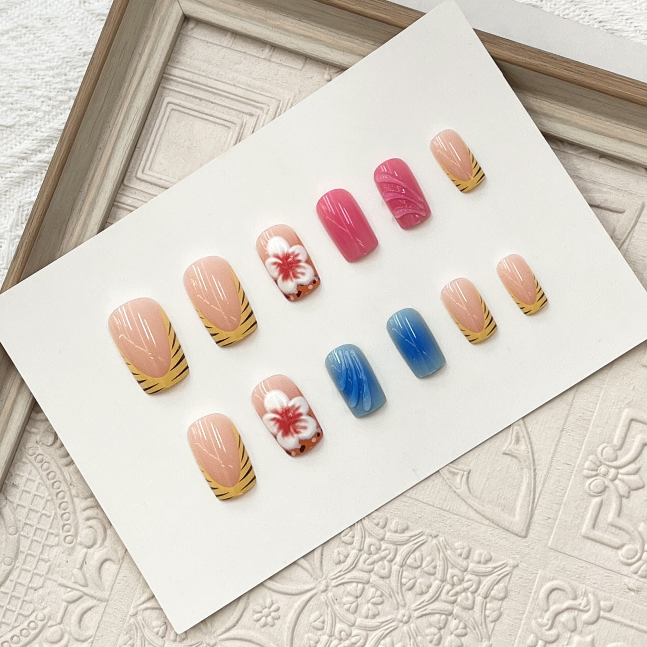 Künstlerisches Press-On-Nagelset mit floralen und Wellenmotiven Brehn