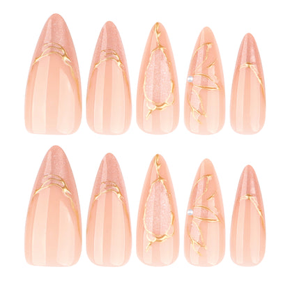 Kunstvolle Stiletto-Nägel mit Goldakzenten Brehn