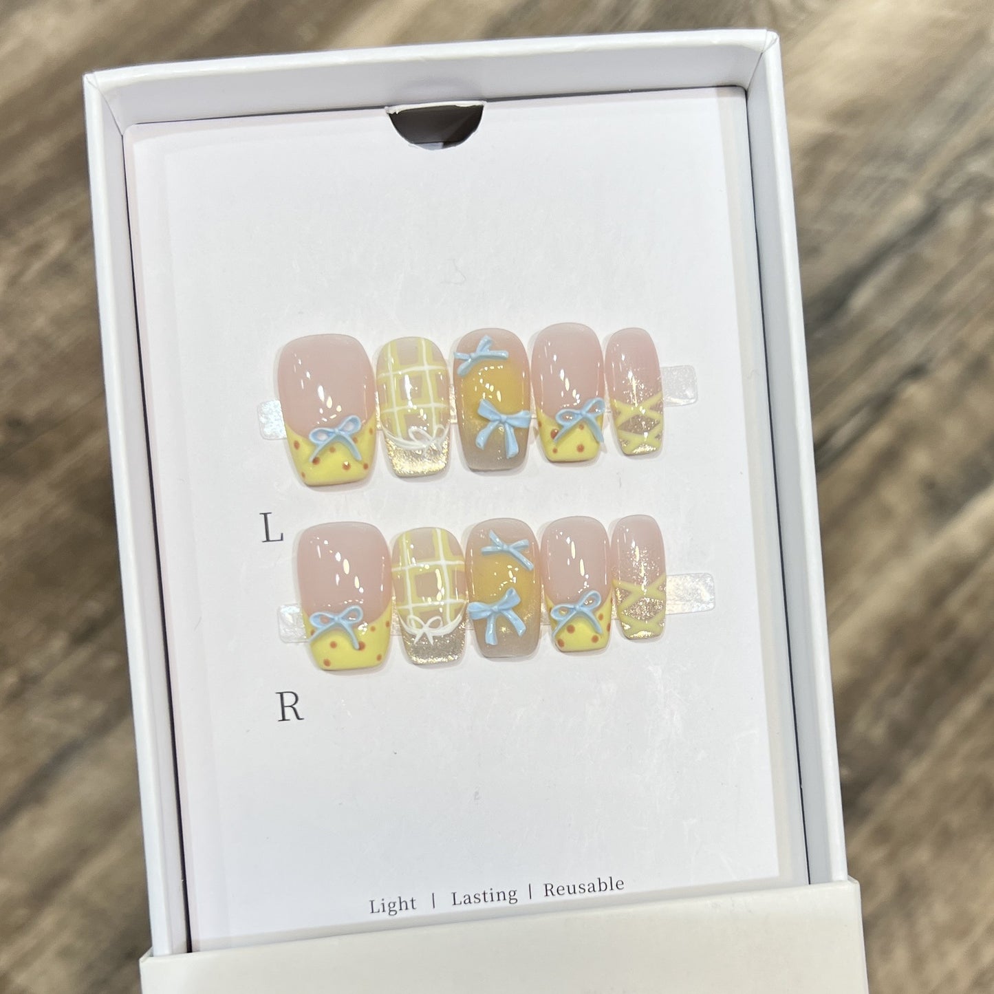 Dekorative Press-On Nagelkunst-Set mit charmantem Schleifen- und Musterdesigns Brehn