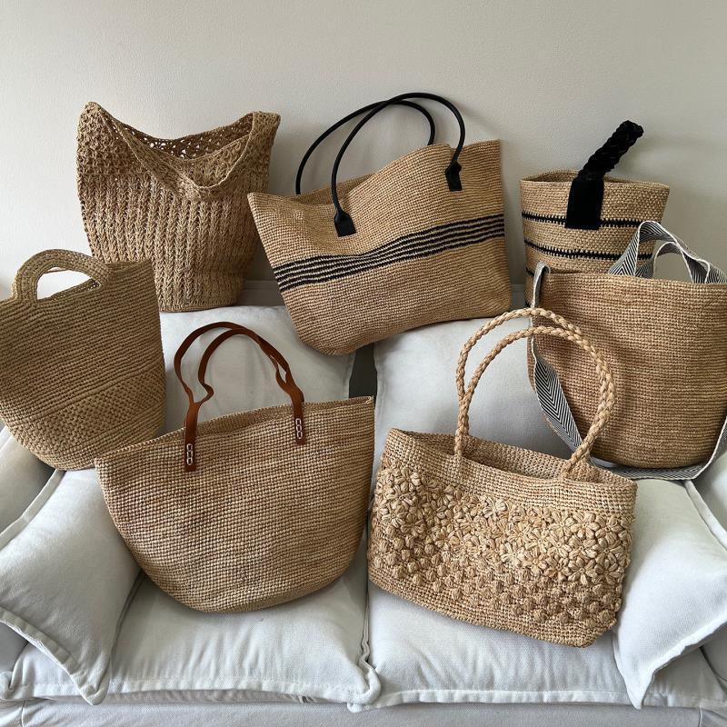 Handgefertigte Strohtasche mit Modischem Streifenmuster Brehn
