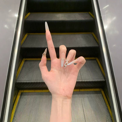 Dekorative Stiletto Press-On Nagelverzierungen