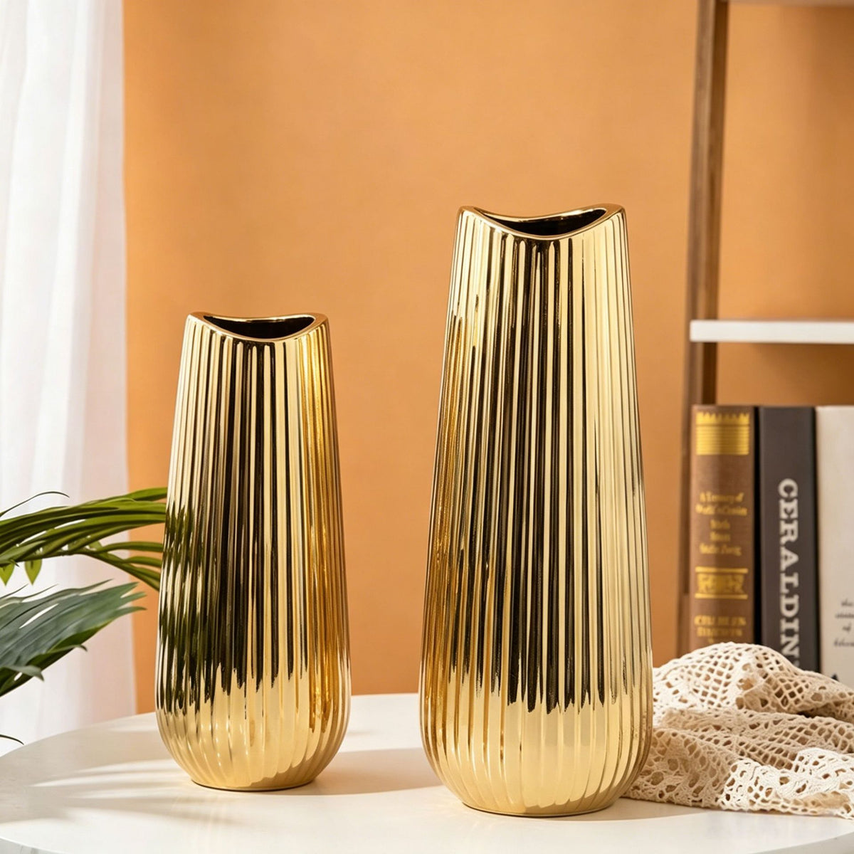 Moderne gerippte keramische Vase
