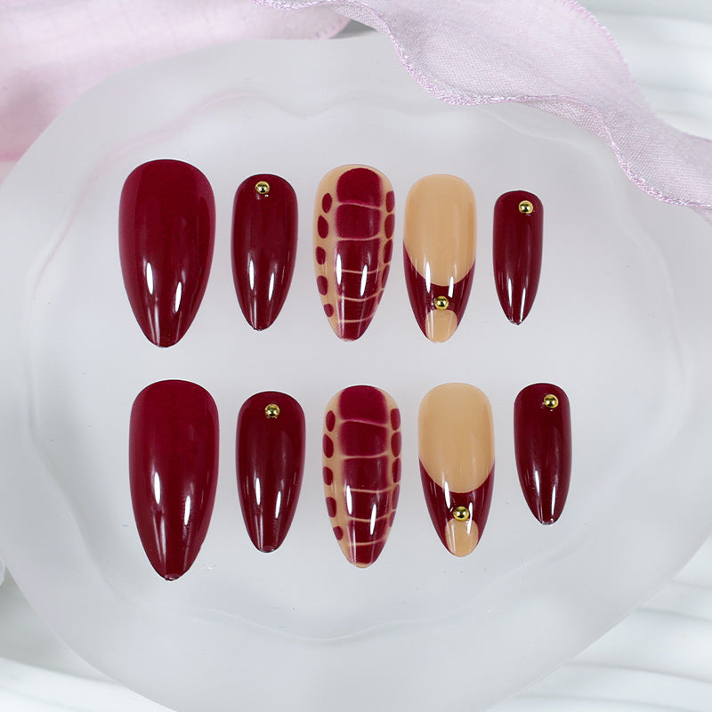 Kunstnagelset mit eleganten goldenen Akzenten und trendigem Design Brehn
