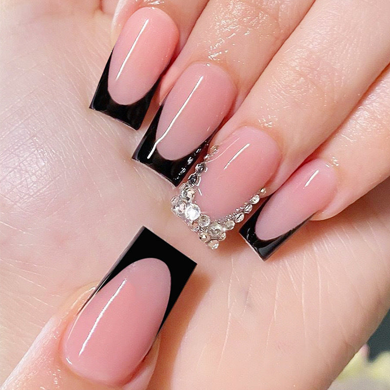 Kunstnagelset mit luxuriösem French Design und funkelnden Strassverzierungen Brehn