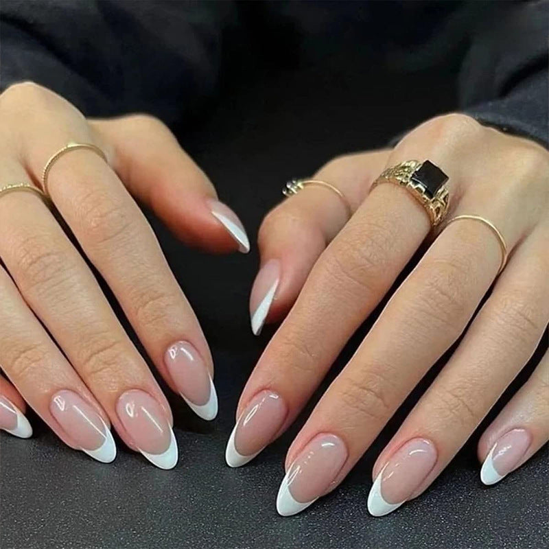 Kunstnagelset mit eleganten spitzen Formen Brehn