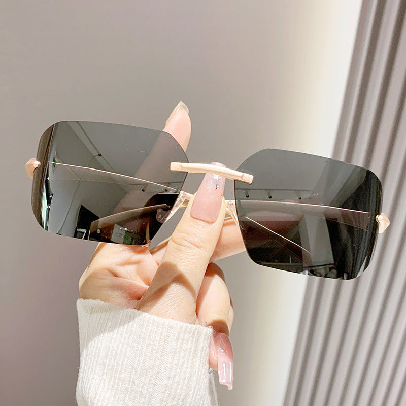 Damen modische quadratische Sonnenbrille mit verziertem Metallrahmen Brehn