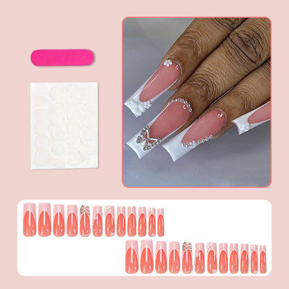 Kunstnagelset mit eleganten floralen Verzierungen und Glitzerakzenten Brehn