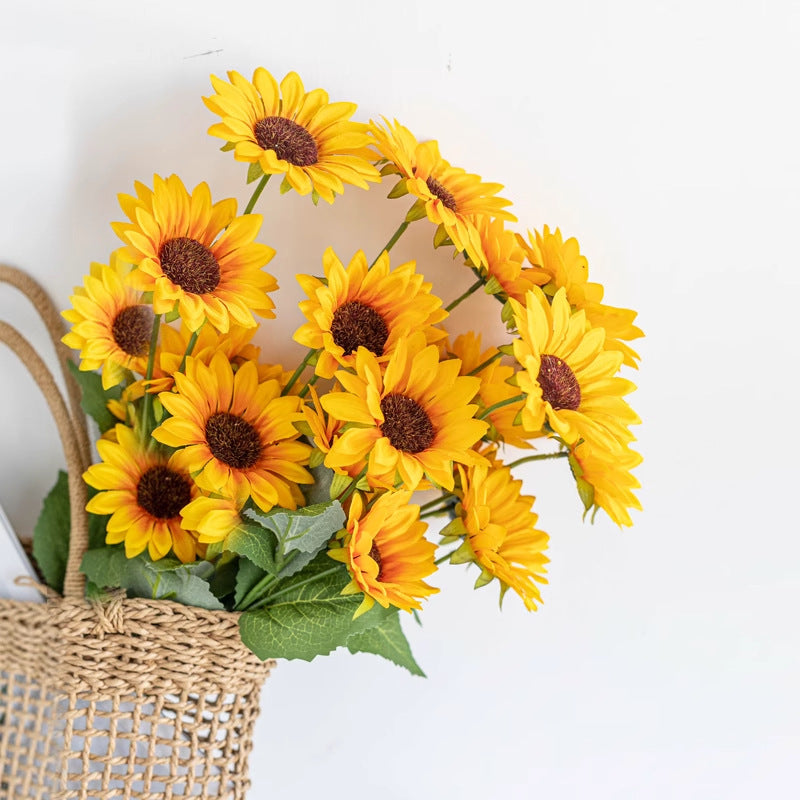 Realistisches Sonnenblumenblütenstängel